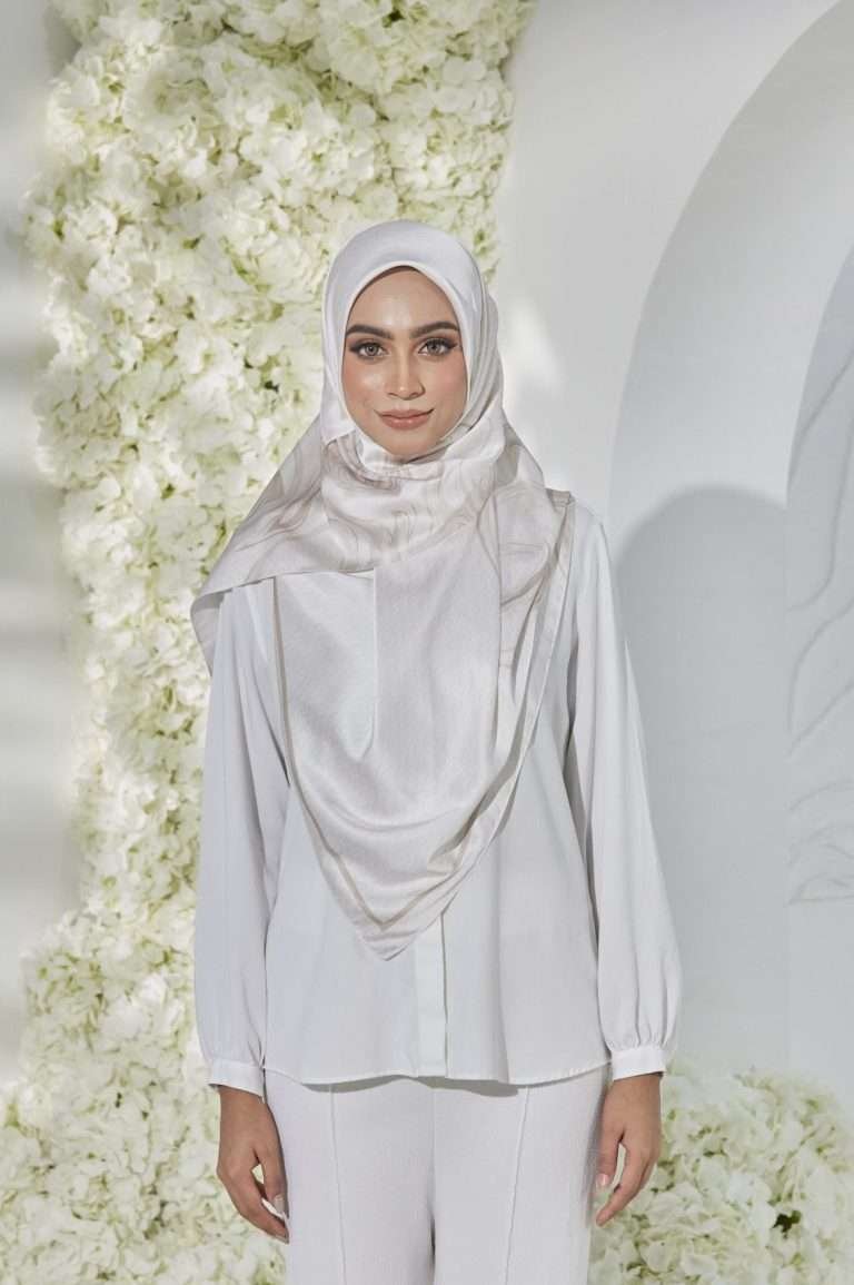 IRIS SQUARE HIJAB in Radiant Serenity (GOLD)