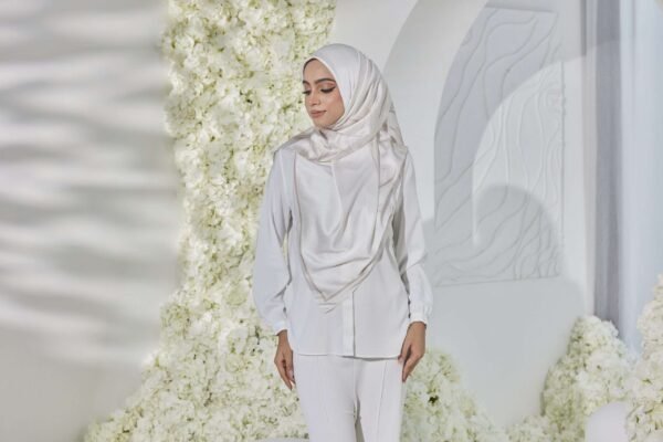 IRIS SQUARE HIJAB in Radiant Serenity (GOLD)