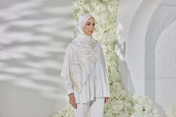 IRIS SHAWL in Radiant Serenity (GOLD)