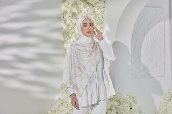 IRIS SHAWL in Radiant Serenity (GOLD)