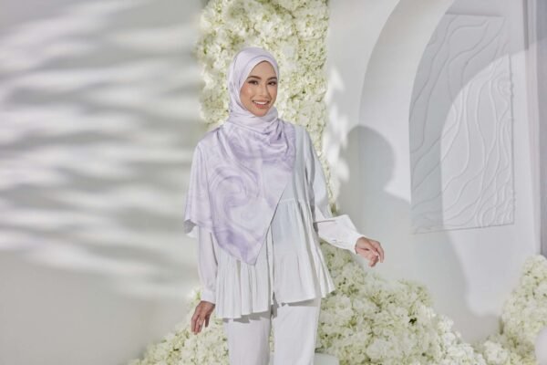 IRIS SQUARE HIJAB in Harmony Haven (LILAC)