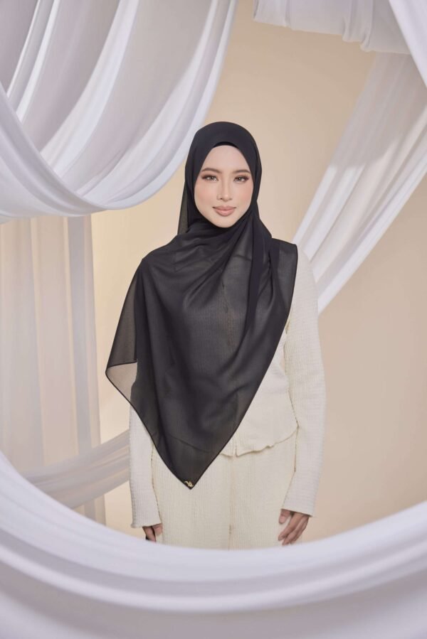 Qalbu Shawl in Classic Black
