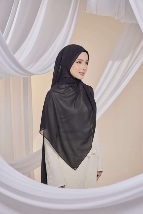 Qalbu Shawl in Classic Black