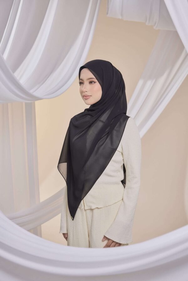 Qalbu Shawl in Classic Black
