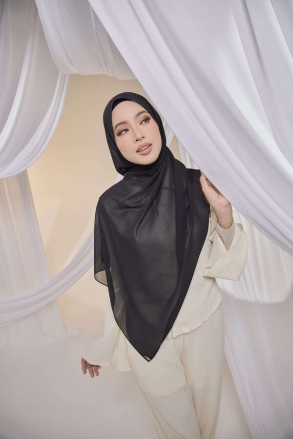 Qalbu Shawl in Classic Black