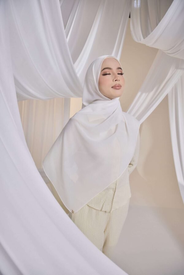 Qalbu Shawl in Creamy White